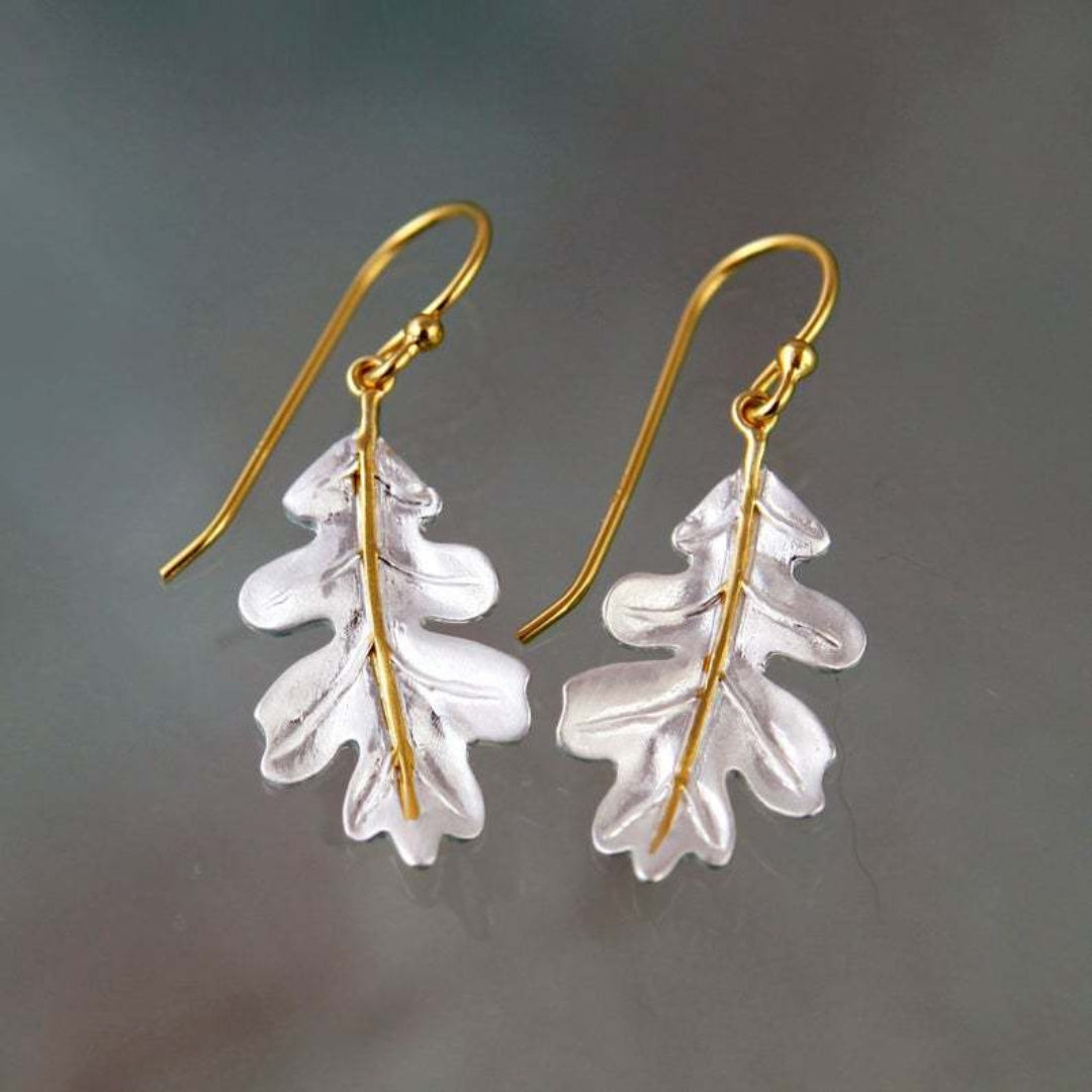 Boucles d'oreilles style bohémien en or avec feuilles blanches