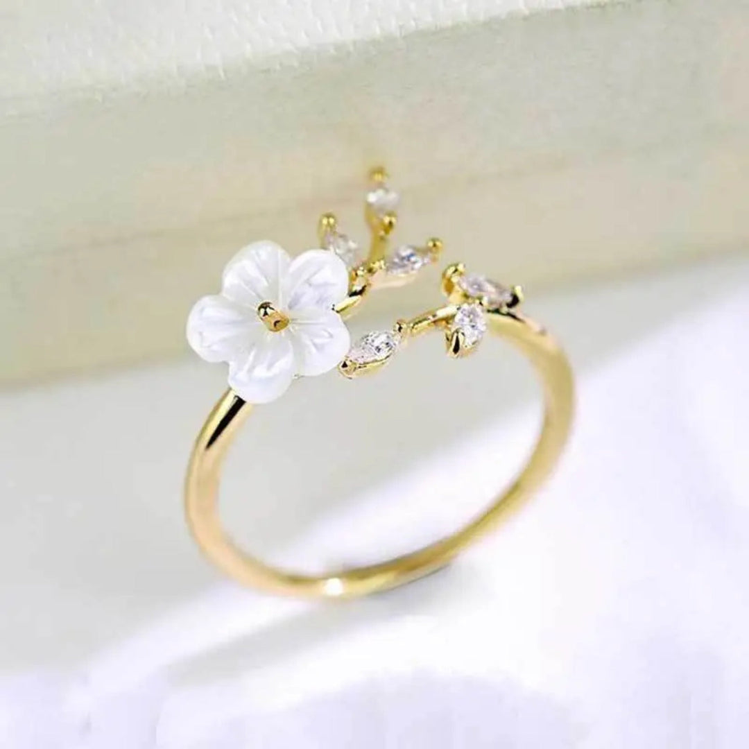 Bague en or avec zircon et fleur blanche