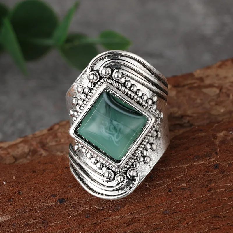 Bague vintage avec pierre verte