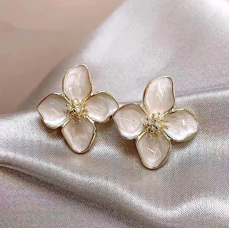 Boucles d'oreilles fleuries élégantes en émail doré