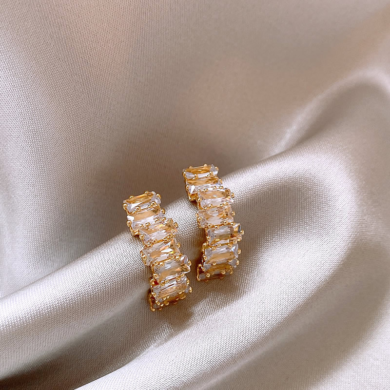 Boucles d'oreilles élégantes avec zirconium en or