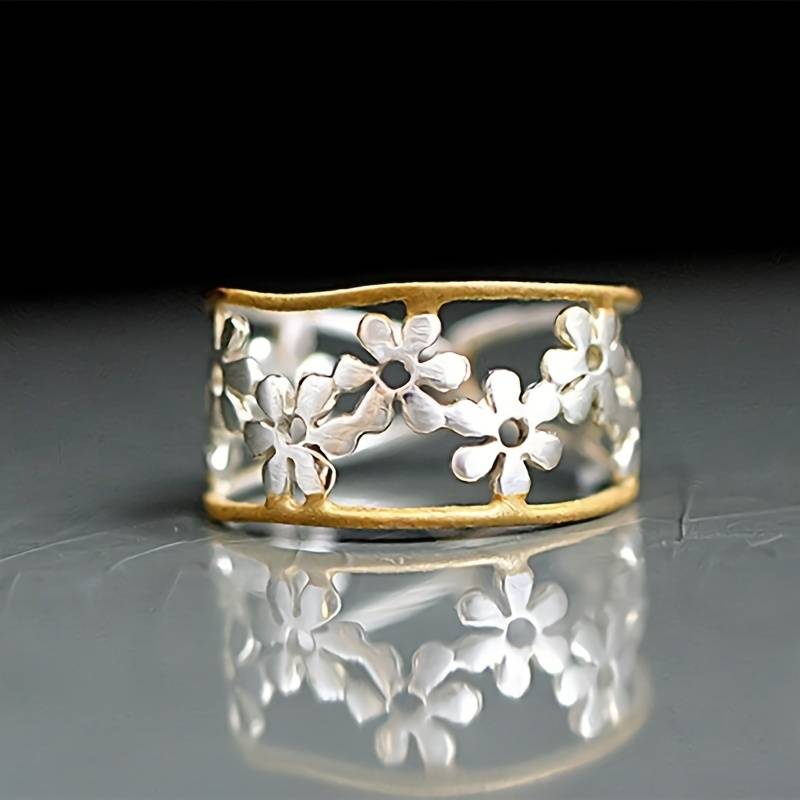 Bague en or creuse avec des fleurs argentées