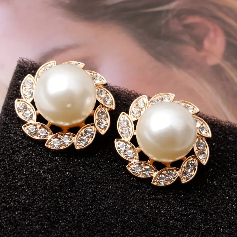 Boucles d'oreilles élégantes en perles avec des feuilles brillantes