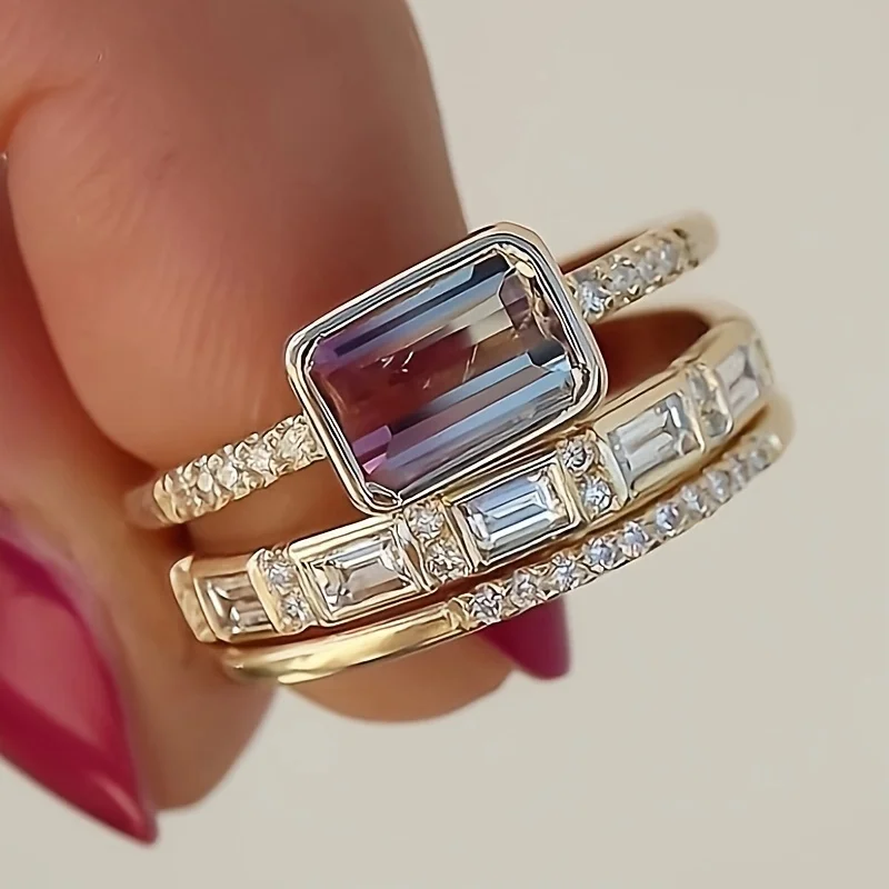 Ensemble de bagues avec des cristaux de verre lumineux