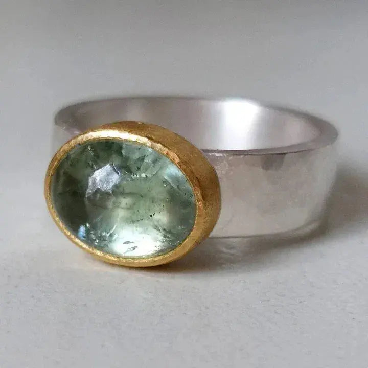 Bague classique verte avec pierre arrondie