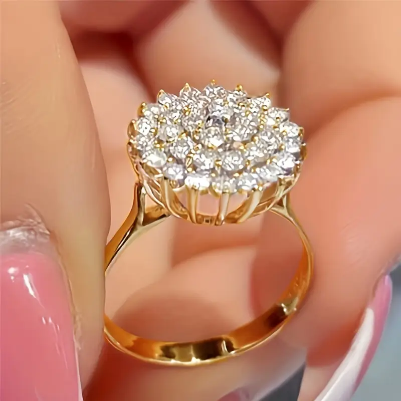 Bague avec élément rond en petites pierres