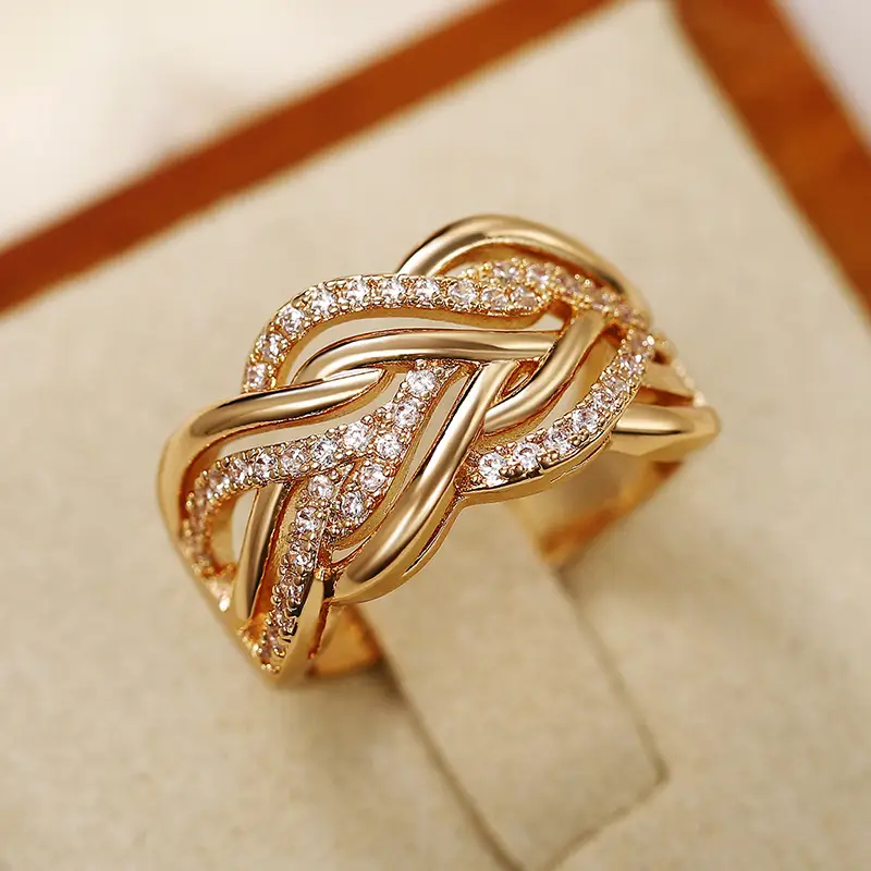 Bague en or avec zirconia cubique tressée