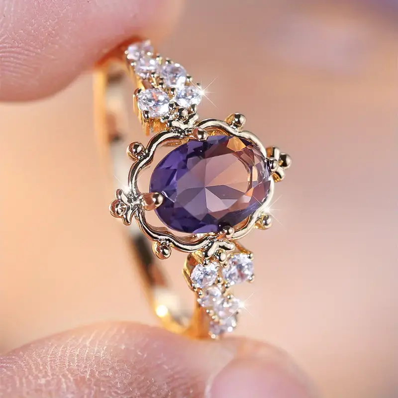 Bague en or élégante avec pierre violette et cristaux fins
