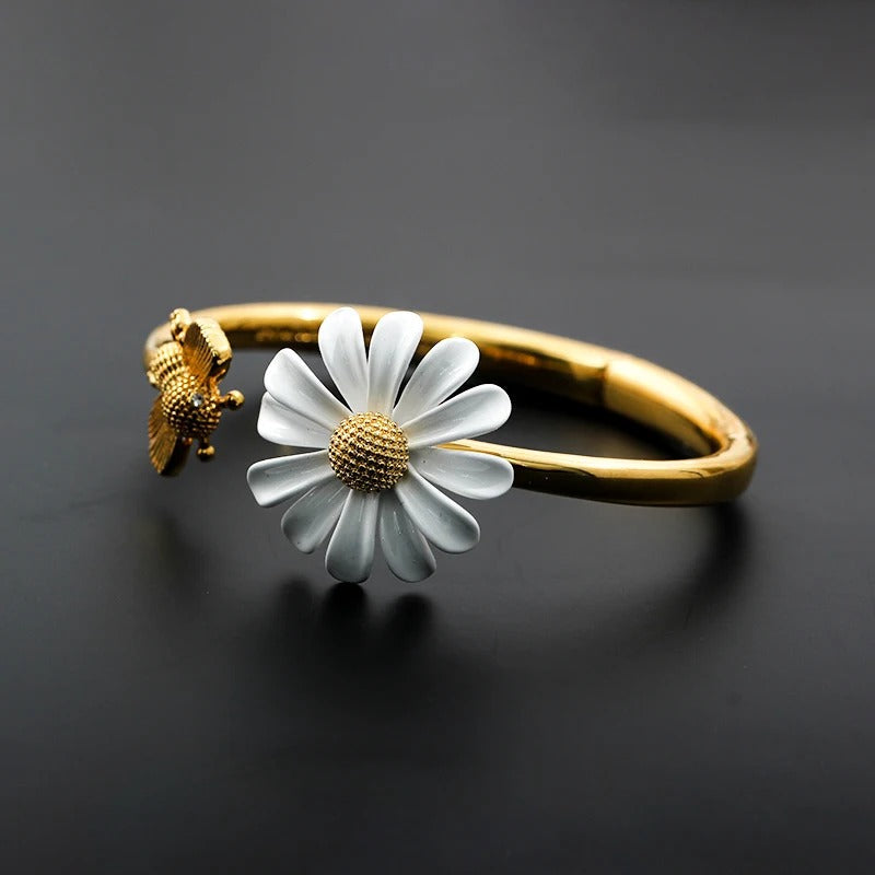Bracelet vintage avec marguerite et abeille en or
