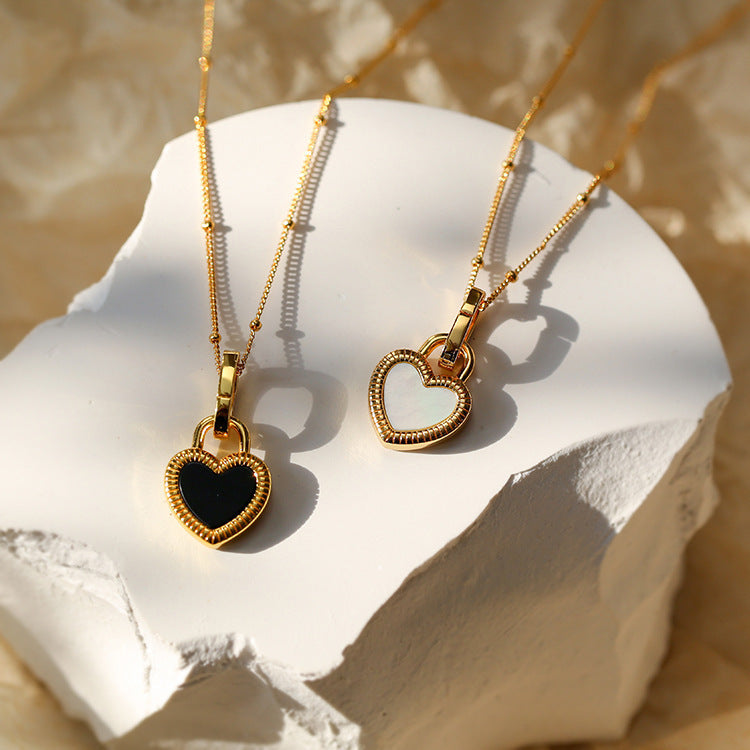 Collier en or avec pendentif en forme de cœur noir et blanc
