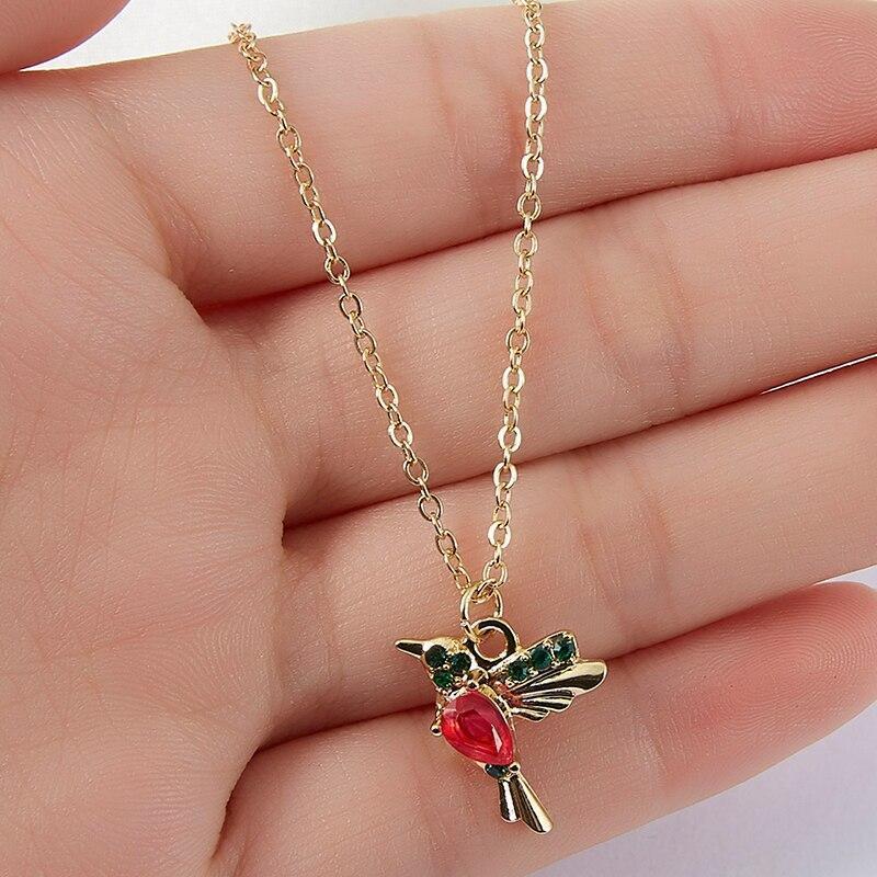 Collier délicat avec pendentif colibri en émail et zircon