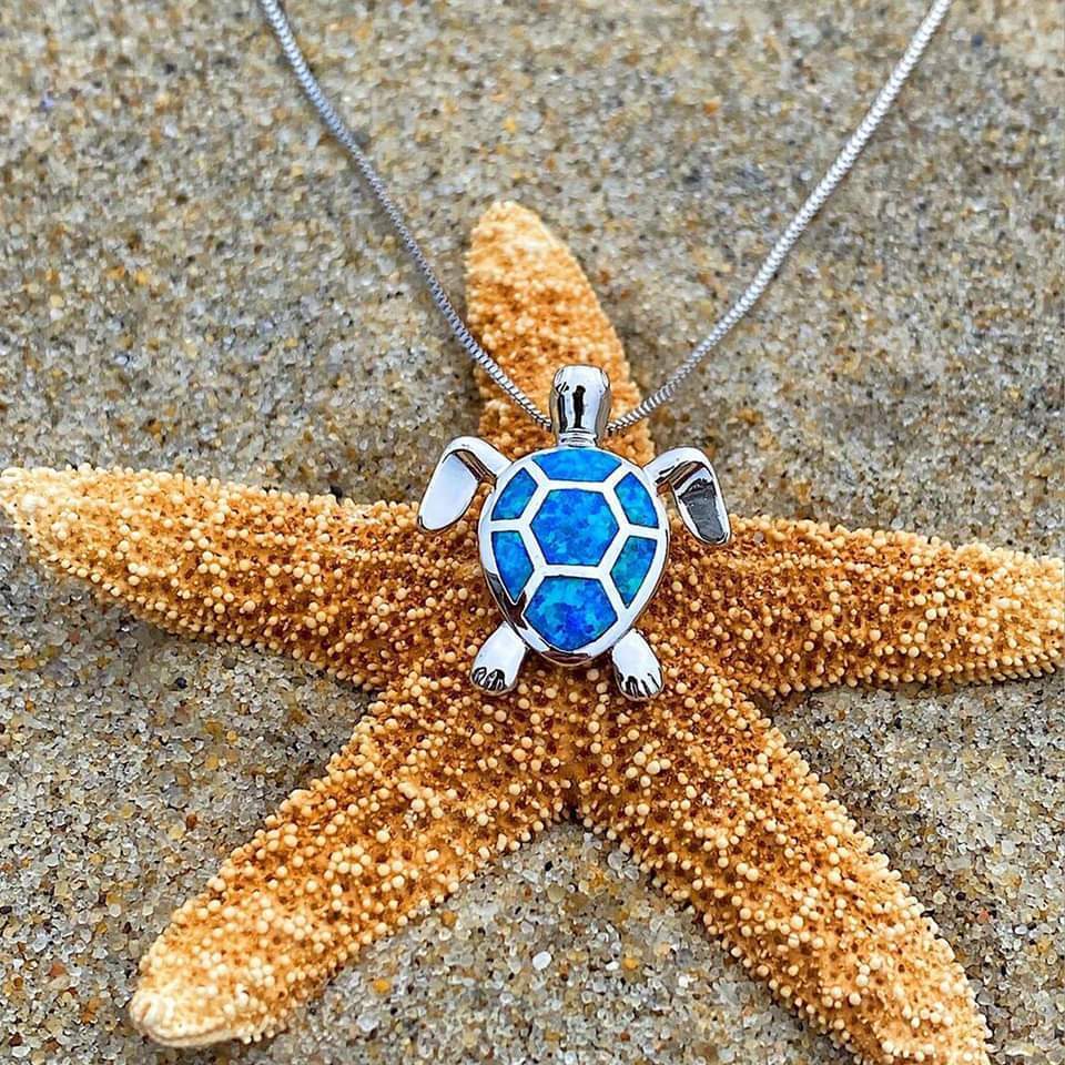Ensemble de collier et boucles d'oreilles avec des tortues marines en opale