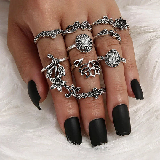 Ensemble de bagues en argent antique avec des détails enchanteurs