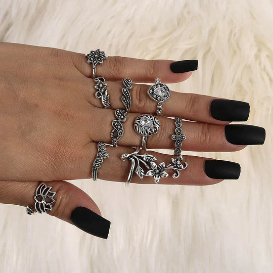 Ensemble de bagues en argent antique avec des détails enchanteurs