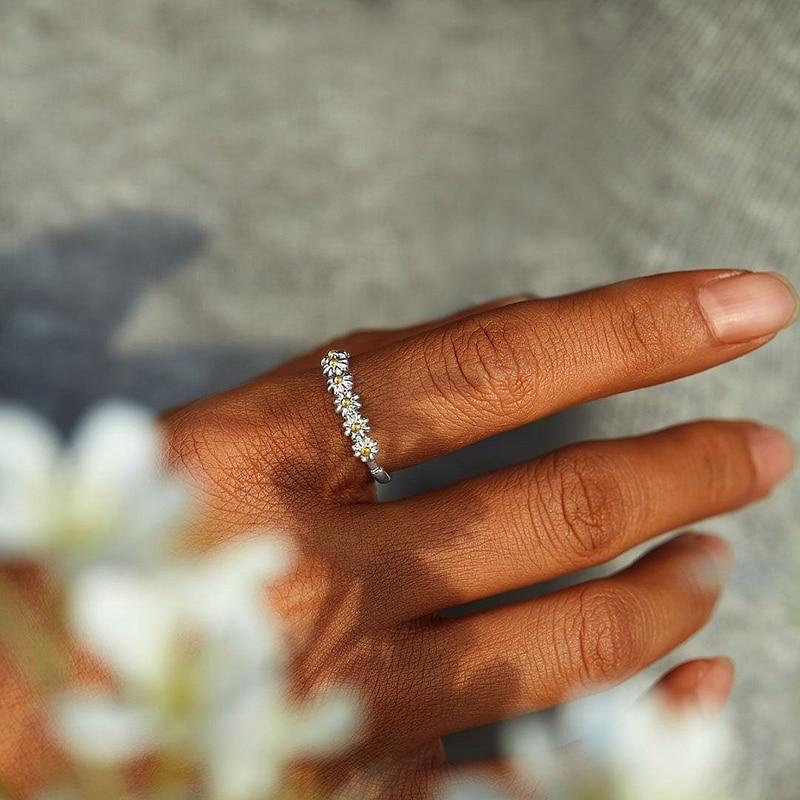 Bague en argent ajustable avec marguerite en émail peinte à la main