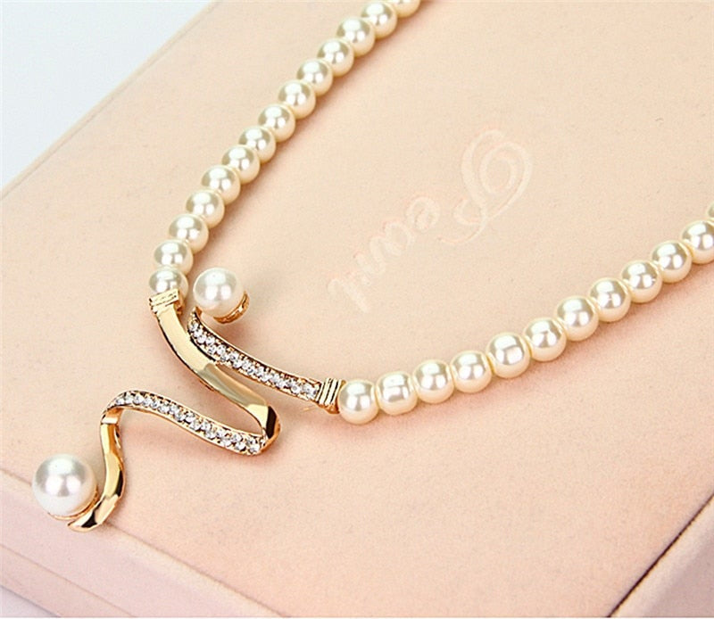 Ensemble de colliers et boucles d'oreilles en perles naturelles