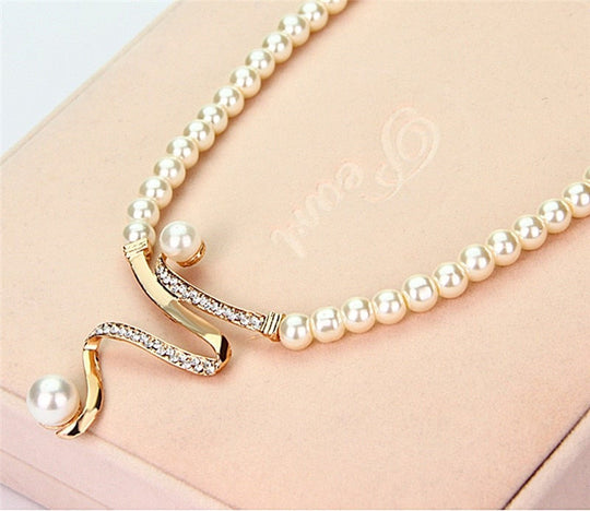 Ensemble de colliers et boucles d'oreilles en perles naturelles