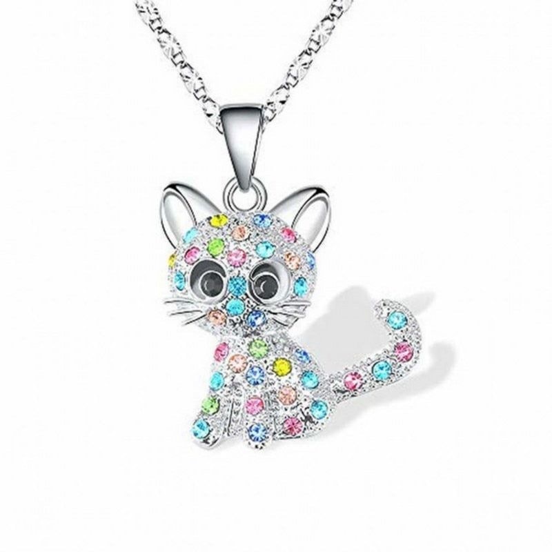 Collier en argent avec pendentif en forme de chat et pierres de zirconium colorées
