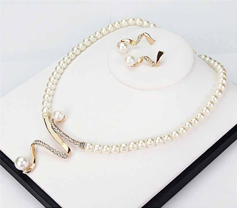 Collier de perles naturelles + set de boucles d'oreilles