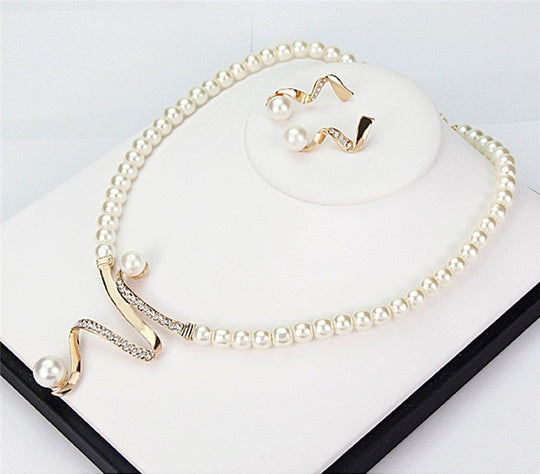 Collier de perles naturelles + set de boucles d'oreilles