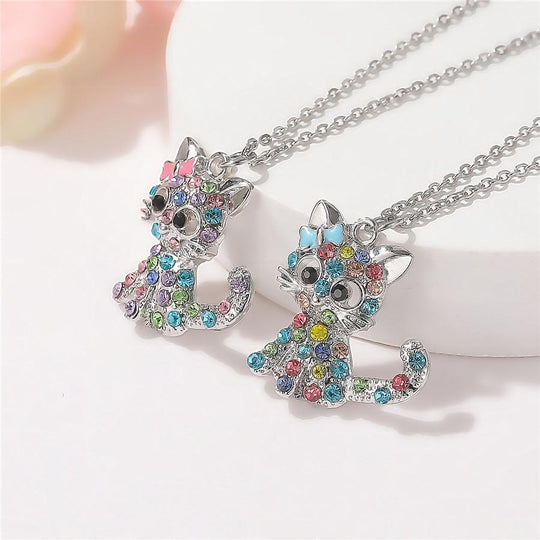 Collier en argent avec pendentif en forme de chat et pierres de zirconium colorées