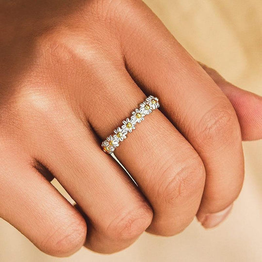 Bague en argent ajustable avec marguerite en émail peinte à la main