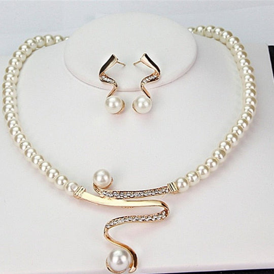 Ensemble de colliers et boucles d'oreilles en perles naturelles
