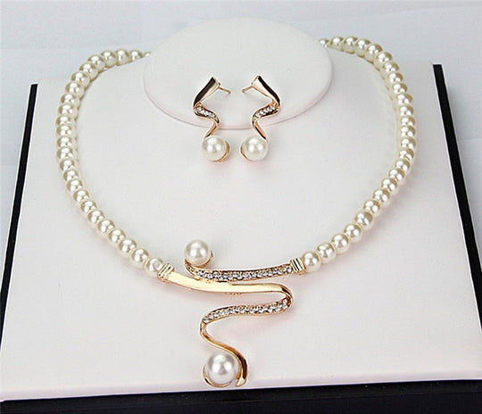 Ensemble de colliers et boucles d'oreilles en perles naturelles