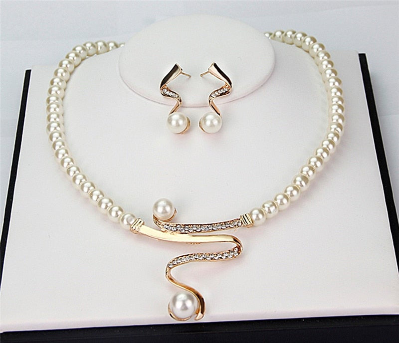 Collier de perles naturelles + Set de boucles d'oreilles