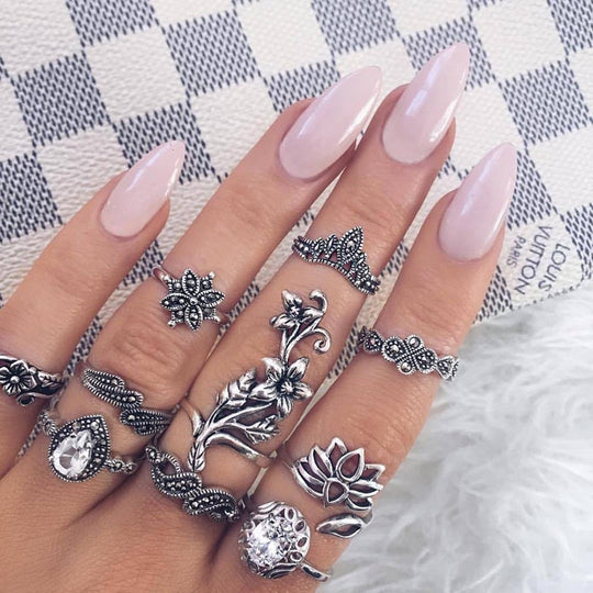 Ensemble de bagues en argent antique avec des détails enchanteurs