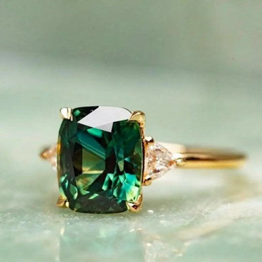 Élégante bague carrée en émeraude