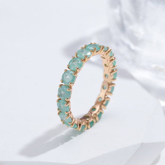 Bague en or luxueuse avec des pierres de zircon colorées