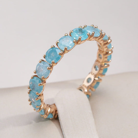 Bague en or luxueuse avec des pierres de zircon colorées