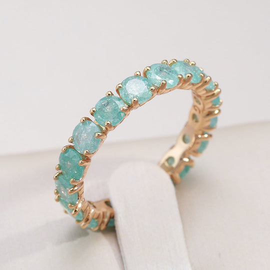 Bague en or luxueuse avec des pierres de zircon colorées