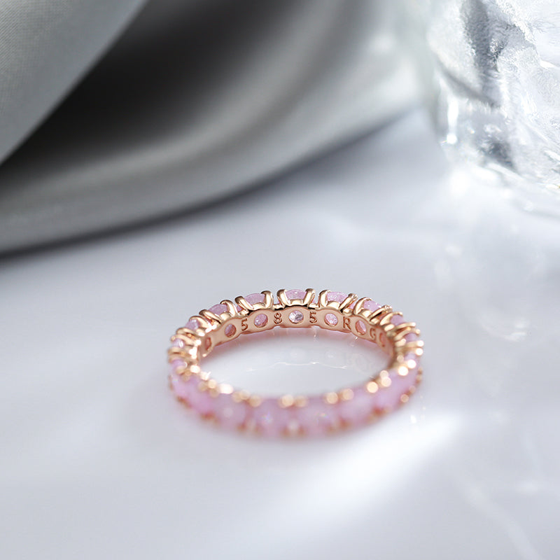 Bague en or luxueuse avec des pierres de zircon colorées
