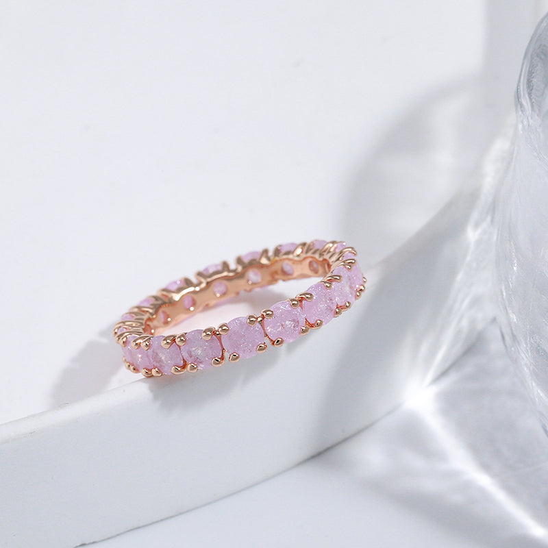 Bague en or luxueuse avec des pierres de zircon colorées