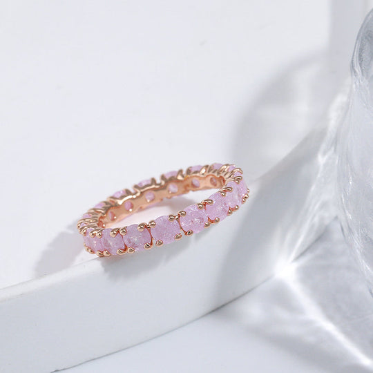 Bague en or luxueuse avec des pierres de zircon colorées