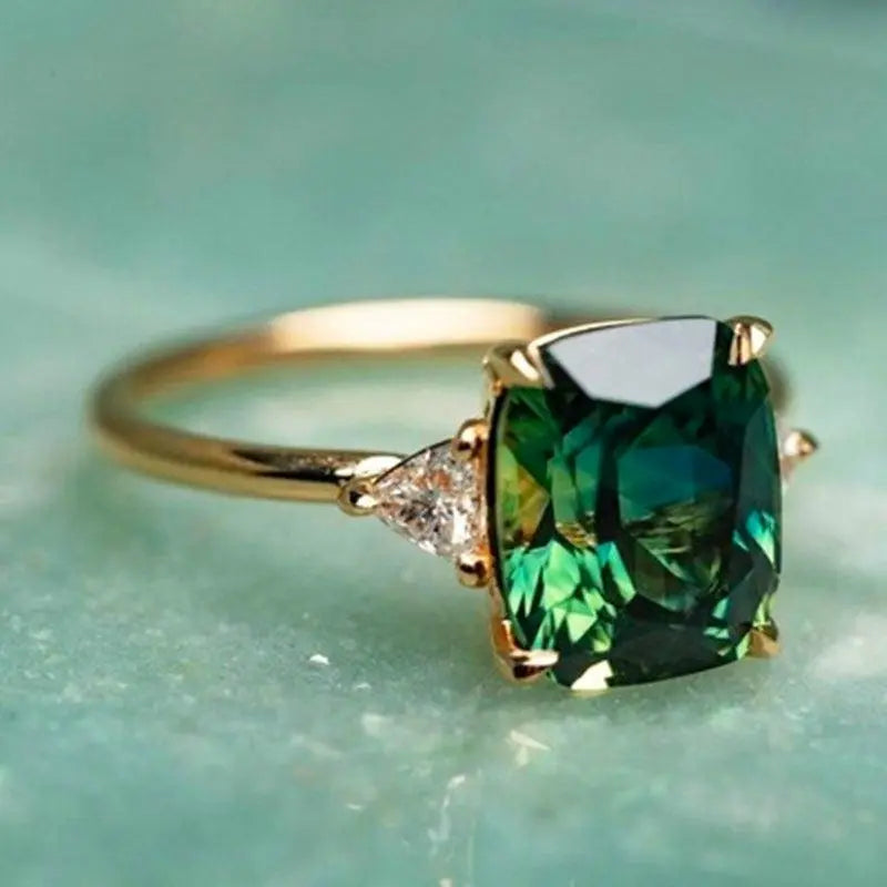 Élégante bague carrée en émeraude