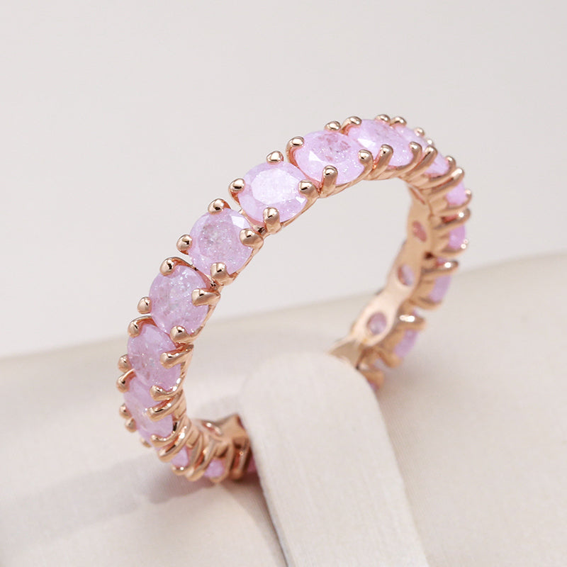 Bague en or luxueuse avec des pierres de zircon colorées