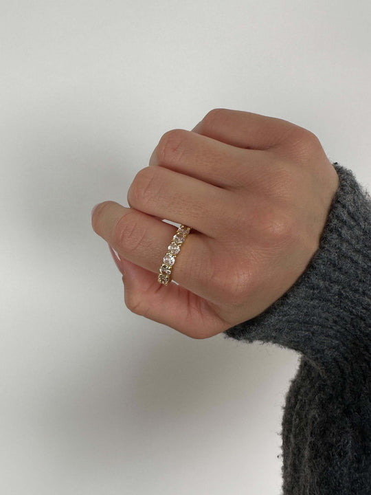 Amia Bague à bande en zircone radieuse